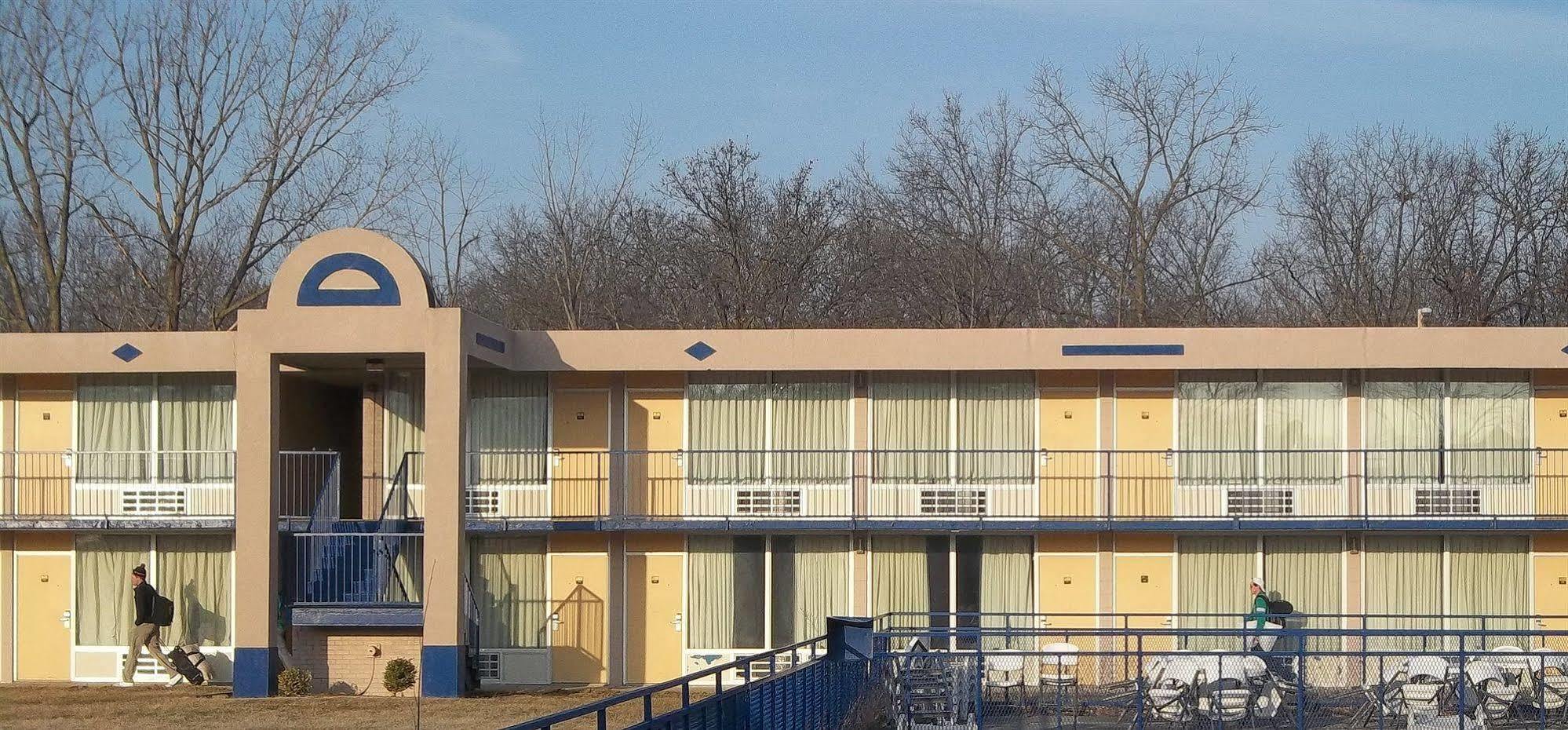 Macomb Inn Екстер'єр фото
