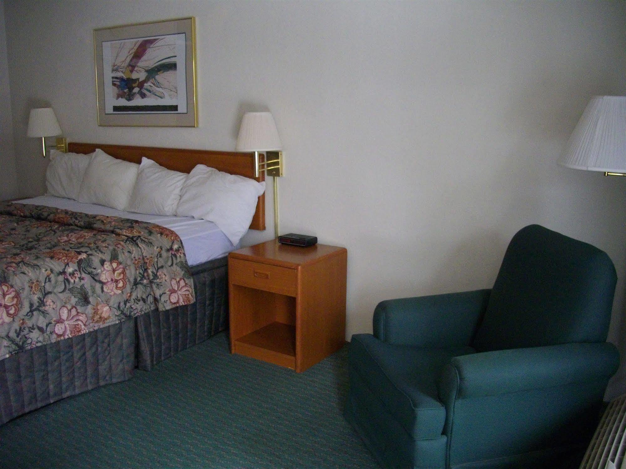 Macomb Inn Екстер'єр фото
