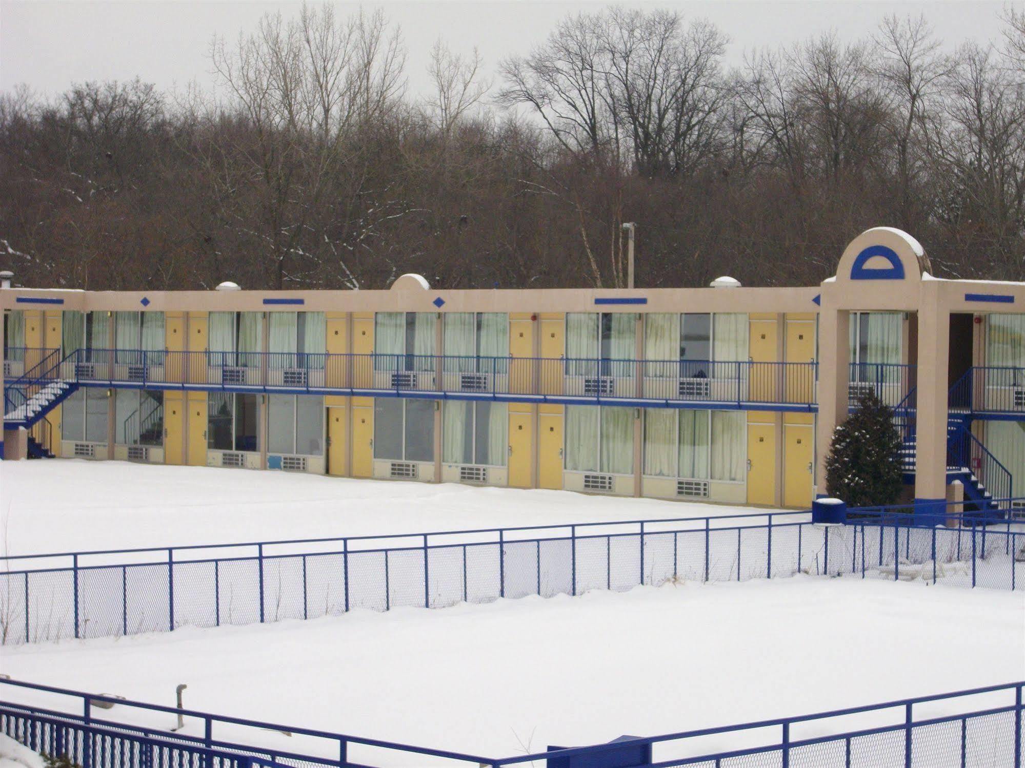 Macomb Inn Екстер'єр фото