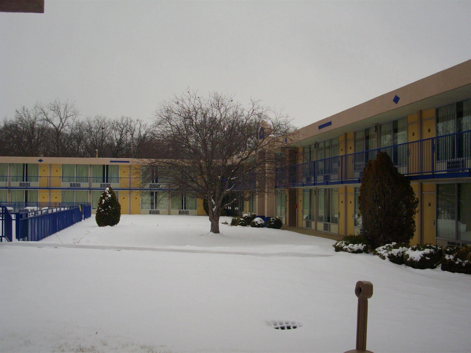 Macomb Inn Екстер'єр фото